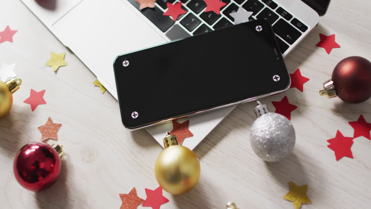 나무 테이블에 노트북과 스마트폰으로 크리스마스 장식의 비디오