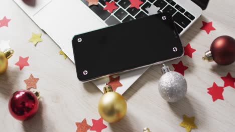 video de decoraciones de navidad con computadora portátil y teléfono inteligente en una mesa de madera