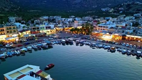 vista aérea del puerto de elounda durante la puesta del sol en elounda, creta, islas griegas, grecia, europa