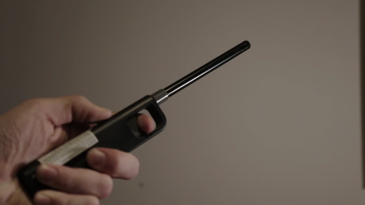 라이터를 계속 가열하는 남자 - 클로즈업 샷