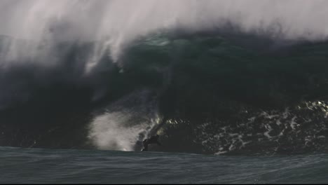 surf extremo de olas grandes en nazare