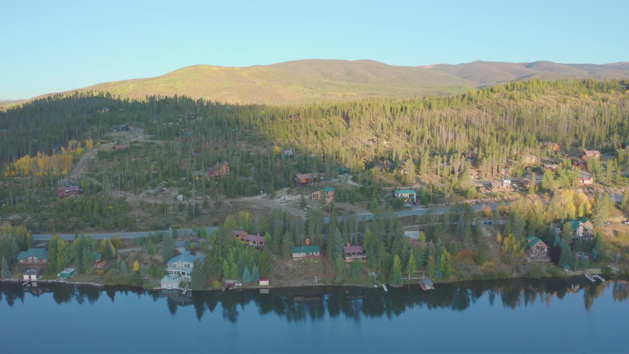 раннее утро на озере теневой горы в гранд-лейк колорадо с осенними цветами в начале осени