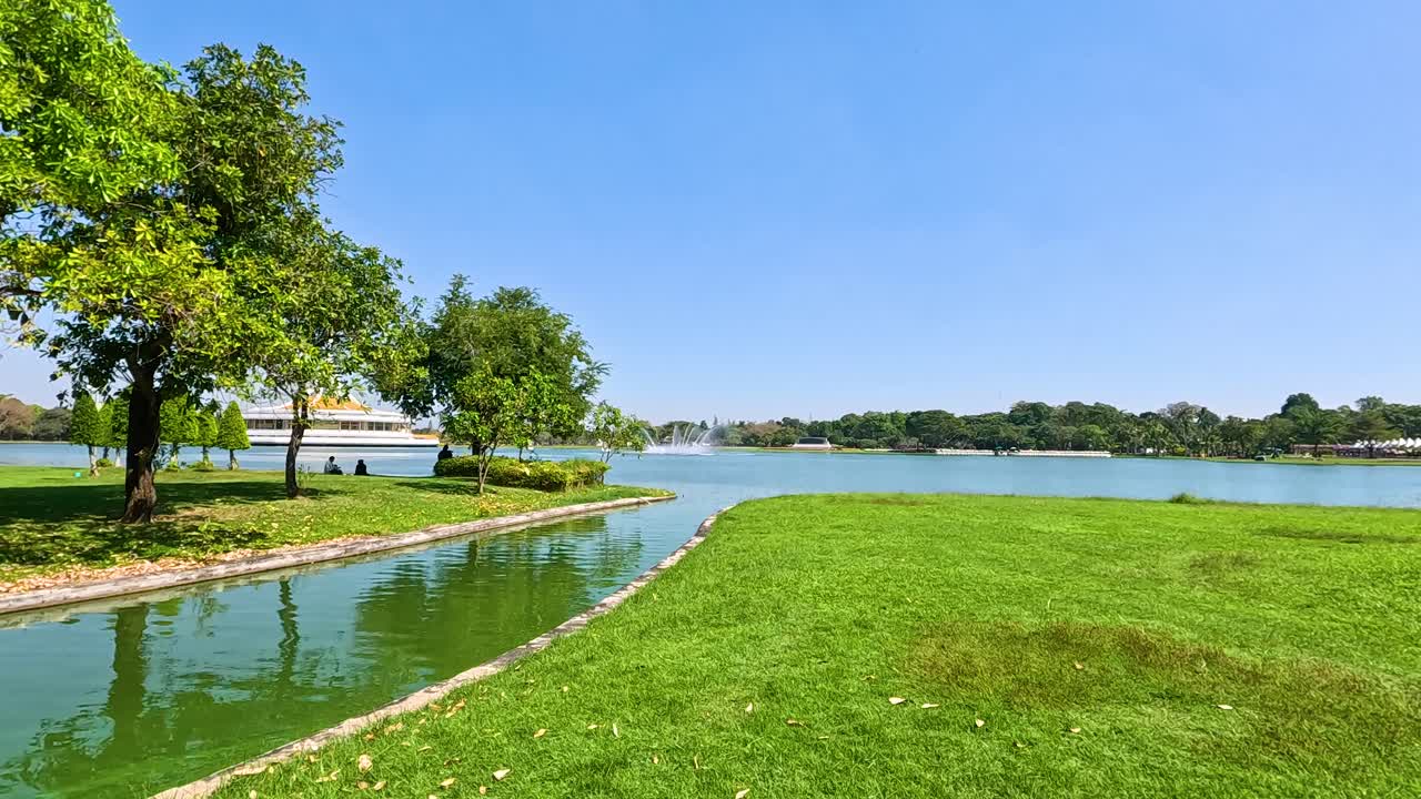 연못과 초록색으로 평화로운 공원