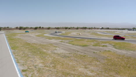 Un-Dron-Captura-Un-Video-Aéreo-De-Varios-Autos-Que-Circulan-Por-Las-Calles-De-Palm-Springs-Valley,-California,-Cerca-De-Los-Ángeles,-EE.-UU.