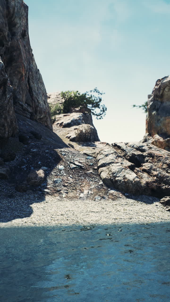 Vista costiera di una spiaggia sabbiosa con scogliere
