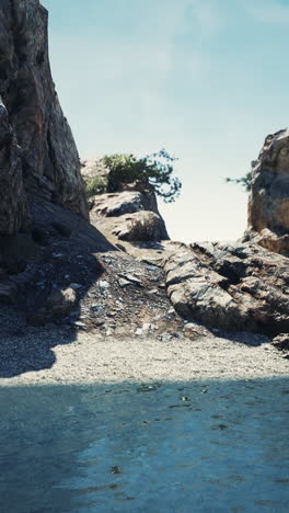 vista costera de una playa de arena con acantilados