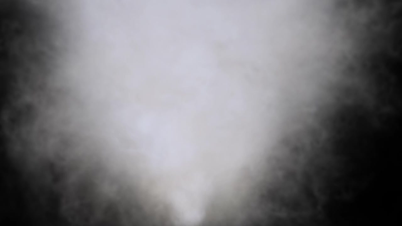 Fumée blanche s'élevant sur un fond noir