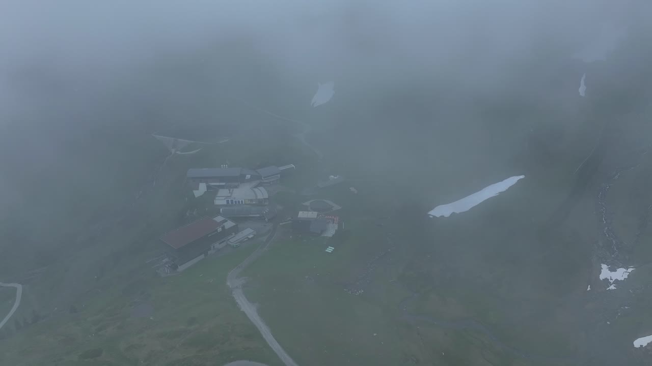 짙은 안개가 걷히면서 오스트리아 알프스의 키츠슈타인호른(kitzsteinhorn) 스키 리조트가 드러났습니다.