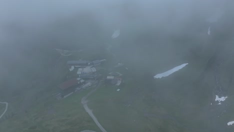 la limpieza de la densa niebla revela la estación de esquí de kitzsteinhorn en los alpes austríacos