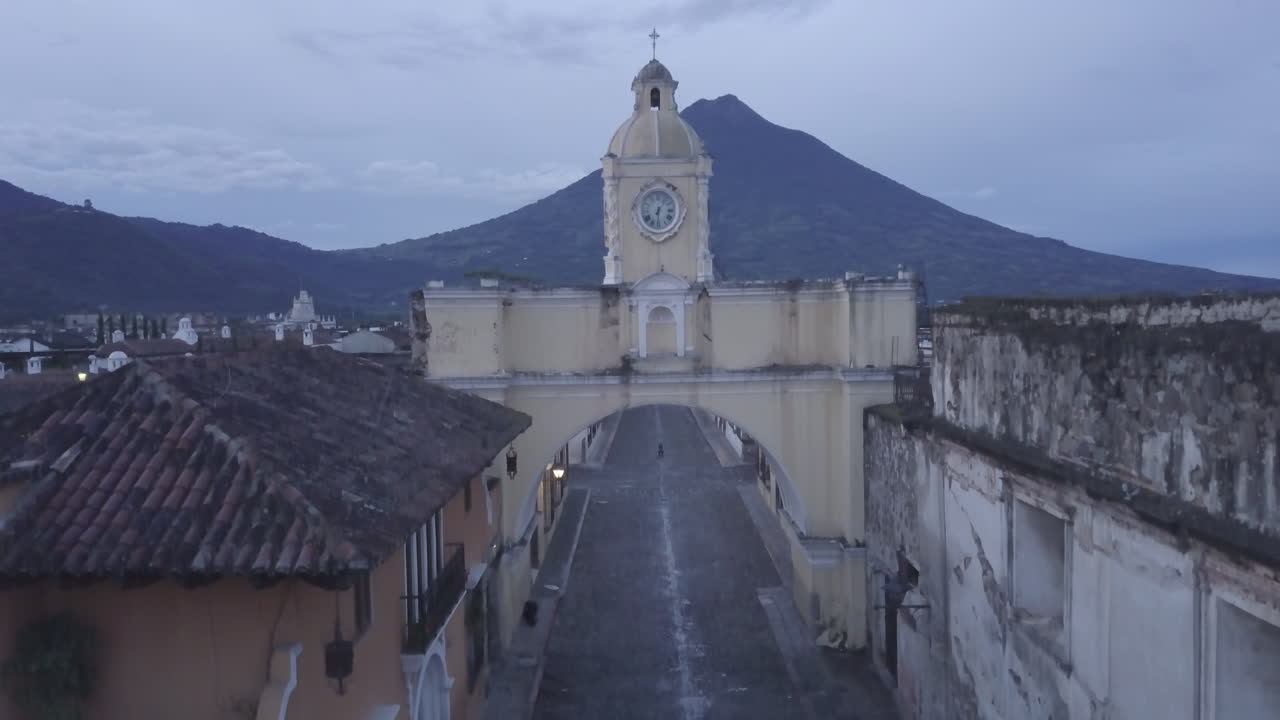 una toma ascendente de un dron del 'arco de santa catalina', arco de santa catalina, en antigua, guatemala