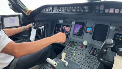 piloto volando un jet moderno, vista lateral