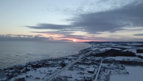 Vista-Aérea-Costa-De-Japón-En-Invierno-Con-Mar-Y-Playa