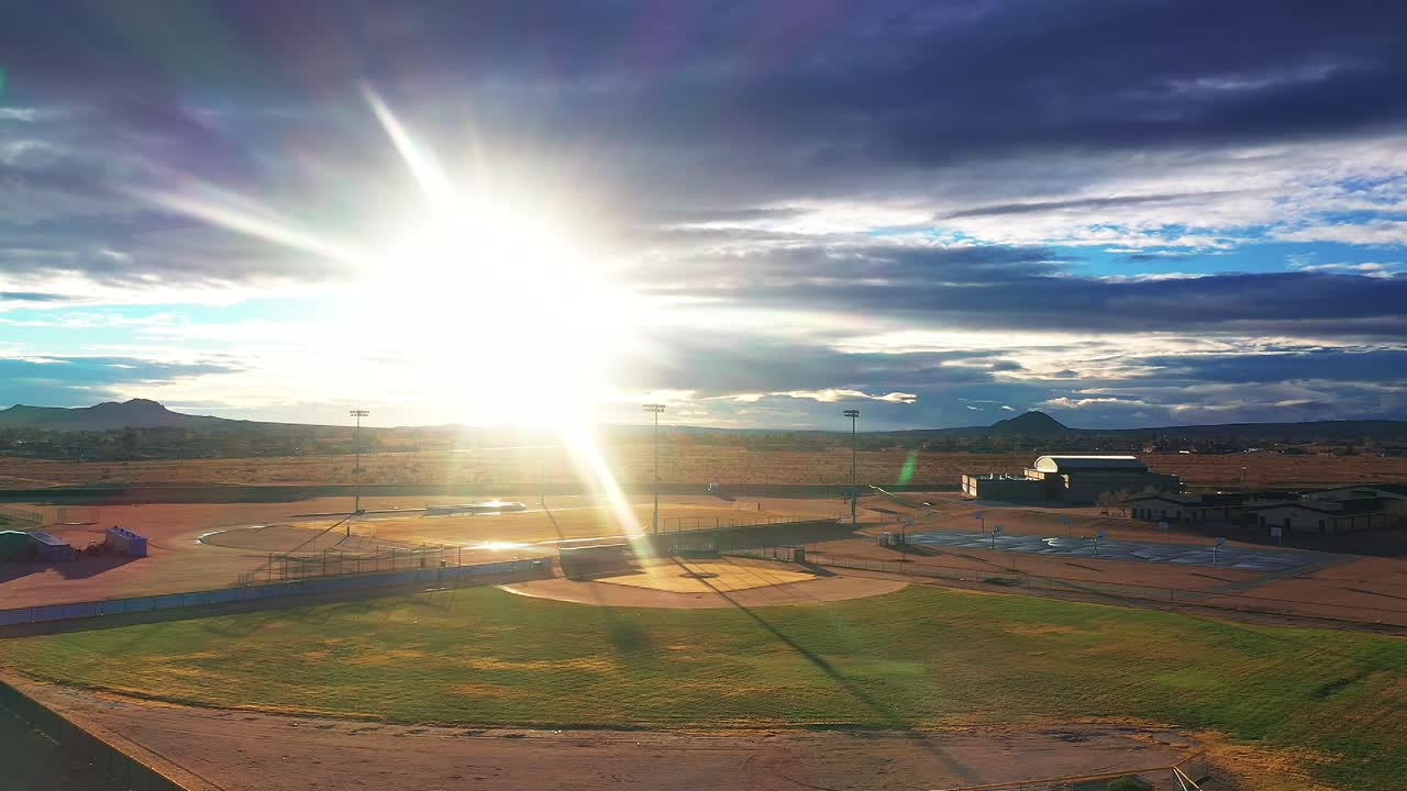 밝고 화창한 오후 배경에 모하비 사막 풍경이 있는 야구 공원 - 공중 철수
