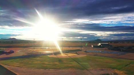 parque de béisbol con el paisaje del desierto de mojave en el fondo en una tarde soleada brillante - retroceso aéreo
