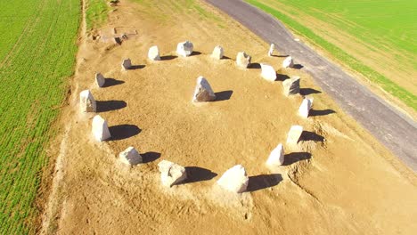 antiguo círculo de piedra desde arriba. monumento de megalito en el campo verde cerca de pilsen. república checa.