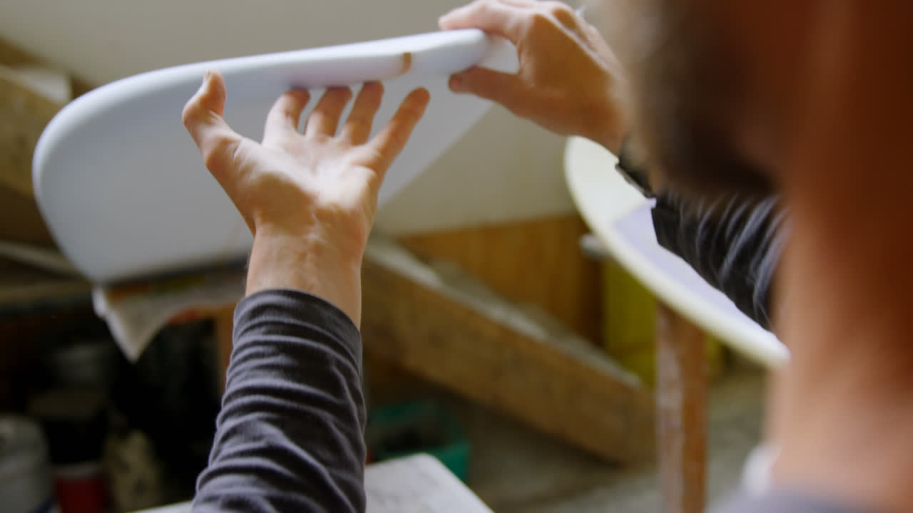 서프보드 4k 를 검사 하는 사람