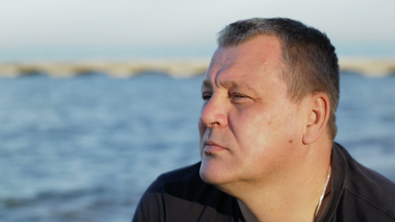 바다에 있는 사려 깊은 남자