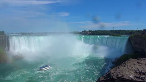 bella foto del paisaje de las cataratas del niágara con un barco al fondo