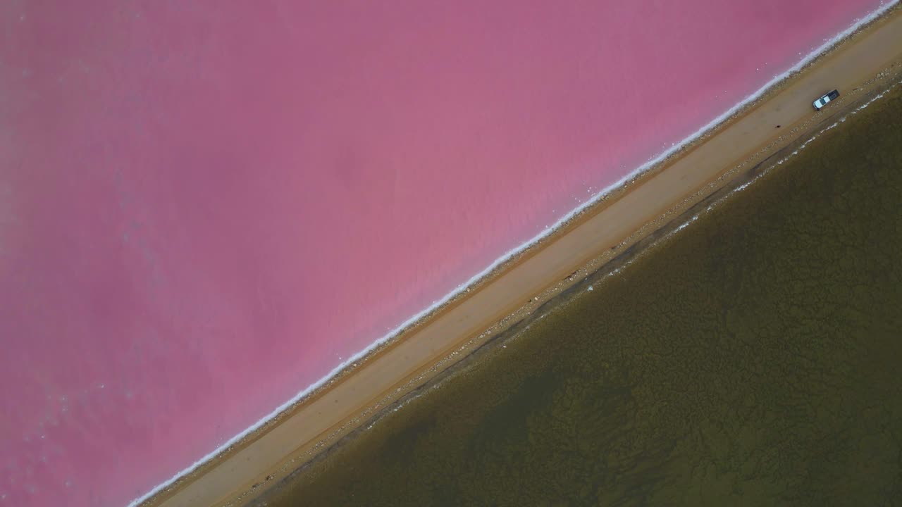 사우스 오스트레일리아의 터스 비치 근처에 있는 웅장한 포인트 싱클레어 핑크 호수.