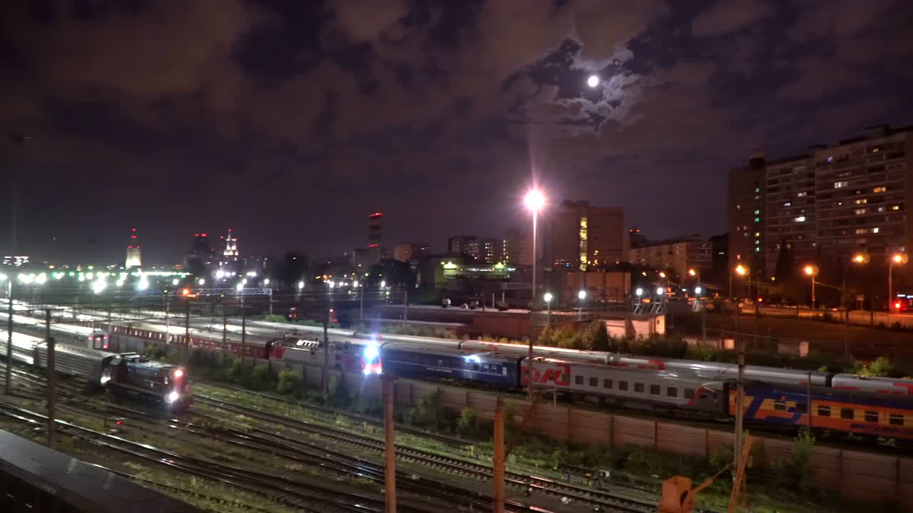 달빛 에 철도 교차로 에서 열차 가 밤 에 이동 하는 것