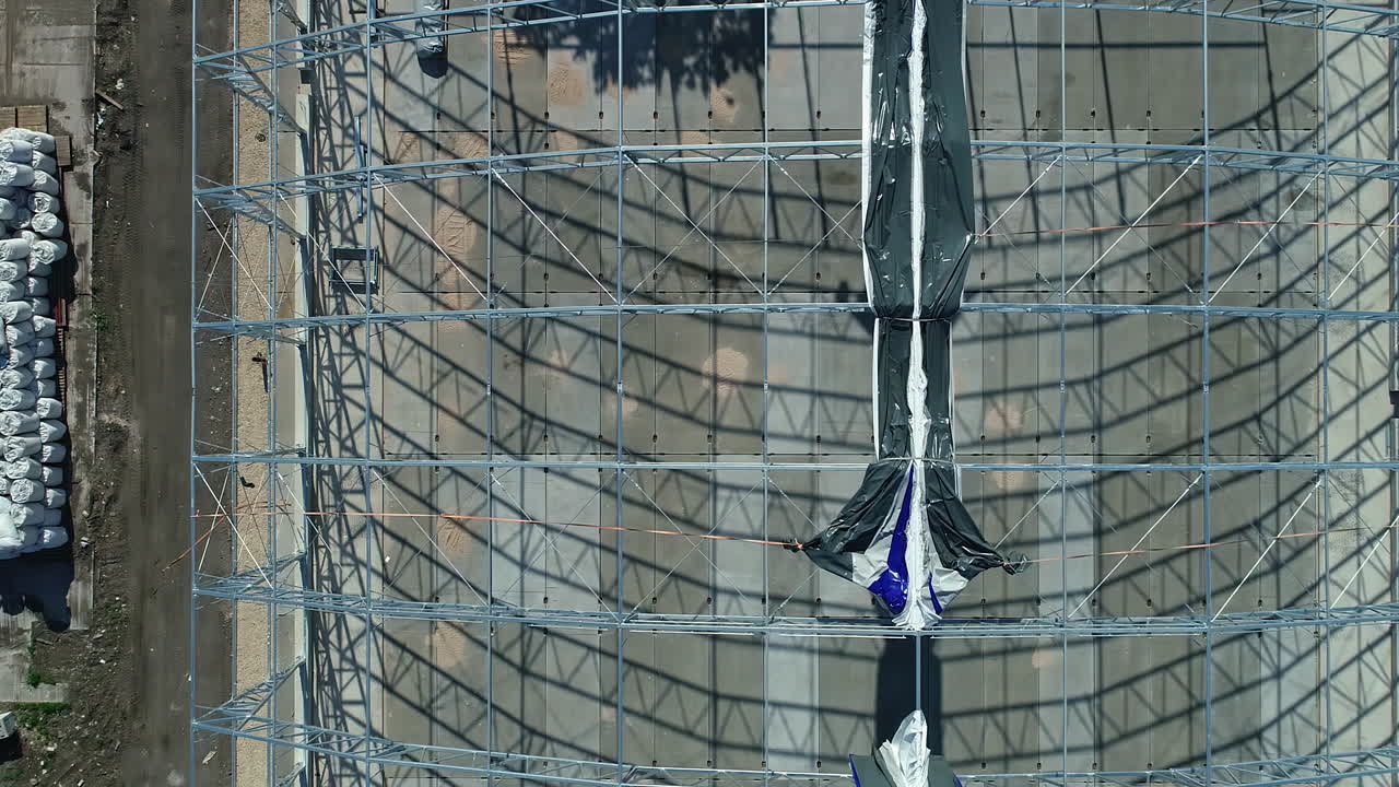 지붕, 저장 건물 창고에 금속 프레임으로 건설 중인 건물의  ⁇   ⁇   ⁇   ⁇