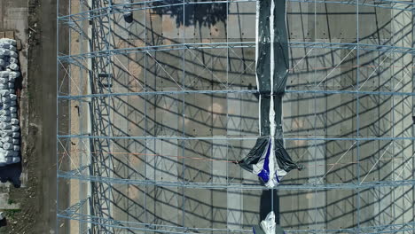 de arriba a abajo pan tiro de un edificio en construcción con marco metálico en el techo, almacén edificio de almacenamiento