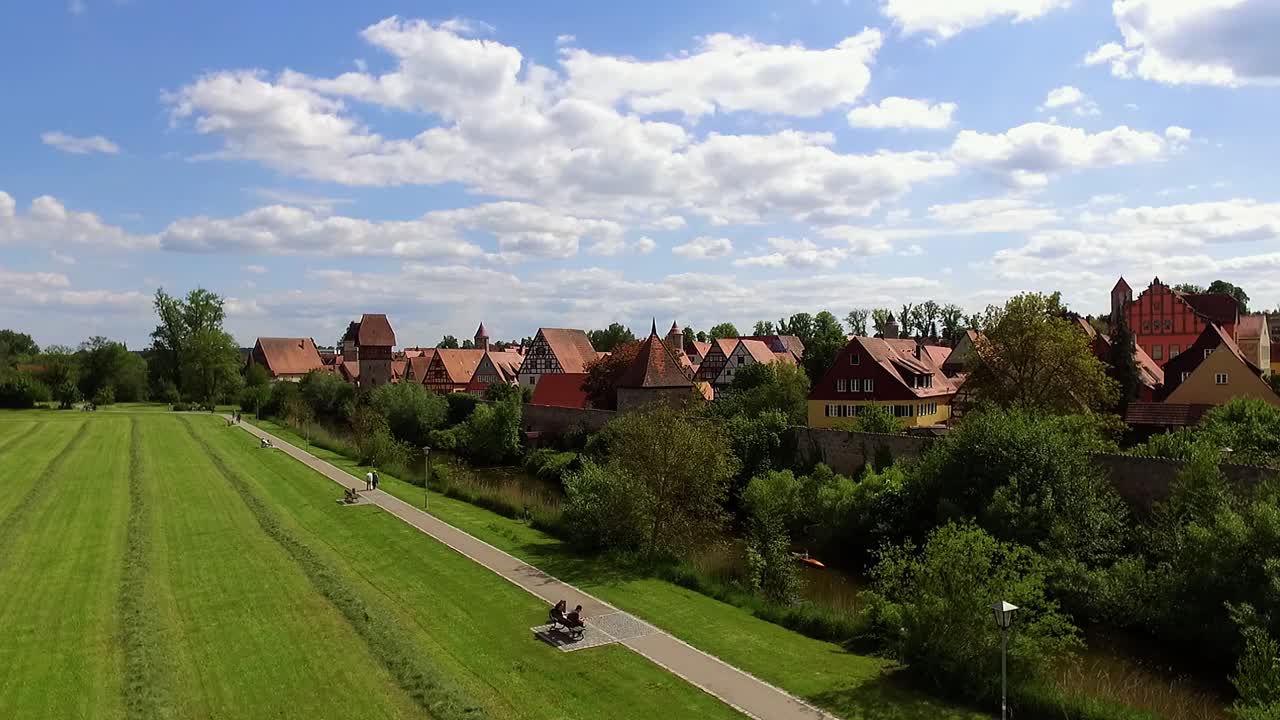 hermoso día de verano prado verde cerca de la vista aérea del casco antiguo