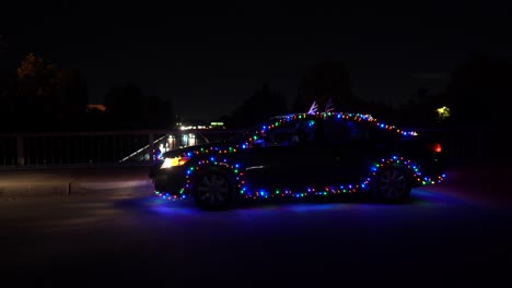 Auto-Mit-Weihnachtsbeleuchtung-Drauf