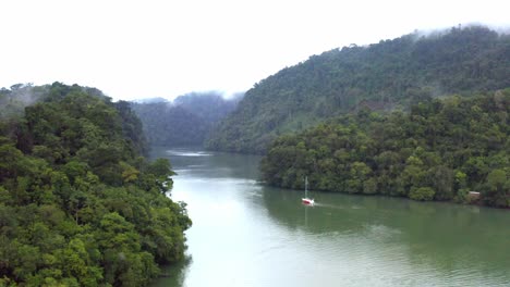 Un-Barco-De-Lujo-Transporta-A-Sus-Ocupantes-A-Través-De-Una-Naturaleza-Indómita.-Aéreo