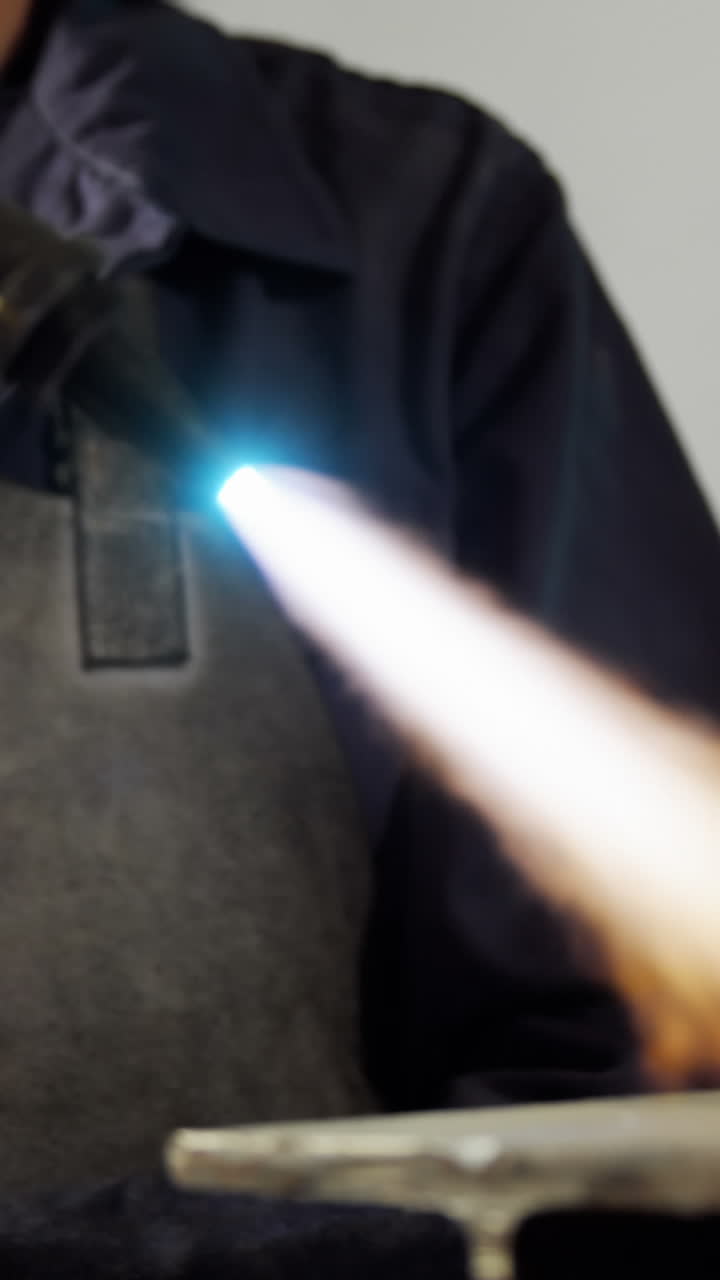 soldadora que suelda un metal