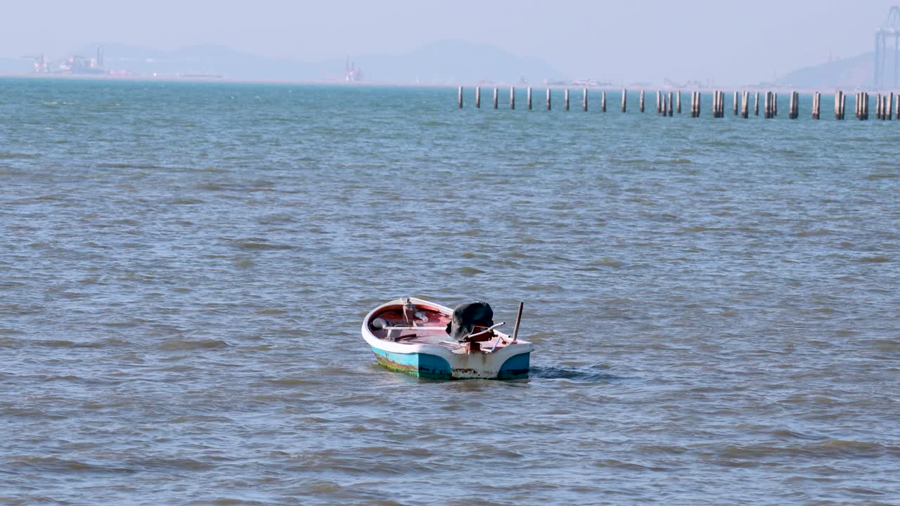 파타야 해역 에서 보트 가 부드럽게 떠다니고 있다