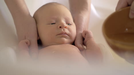 Hora-Del-Baño-Para-Bebé-Recién-Nacido