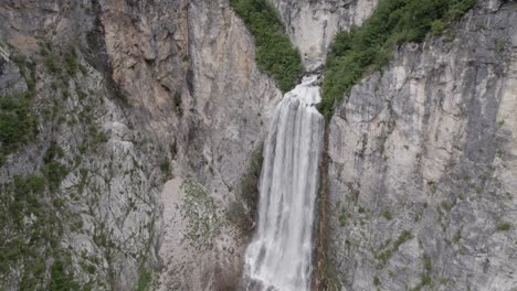 Video-De-Un-Dron-Plano-Revelador-Anterior-Que-Se-Dirige-De-Frente-A-La-Cascada-Boka-En-Eslovenia