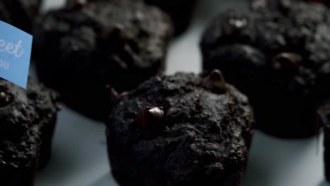 close up de remolachas de chocolate muffins girando en un perezoso susan día de san valentín especial