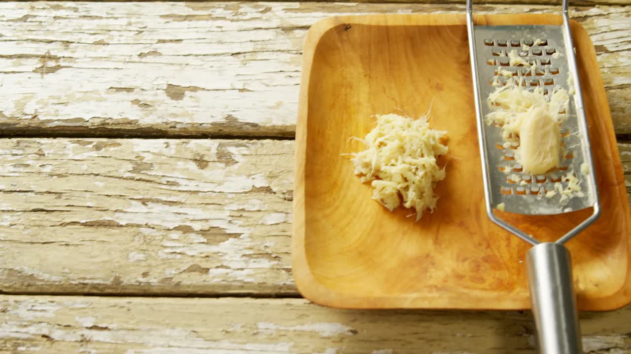 el jengibre rallado se coloca en una bandeja de madera 4k 4k