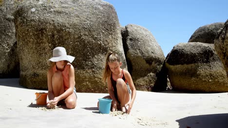 hermanos jugando con arena en la playa 4k