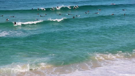 surfistas entrenando en la playa de bronte en sydney australia