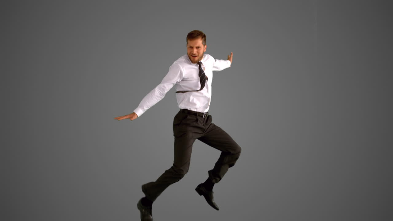 회색 바탕에 뛰어다니는 사업가