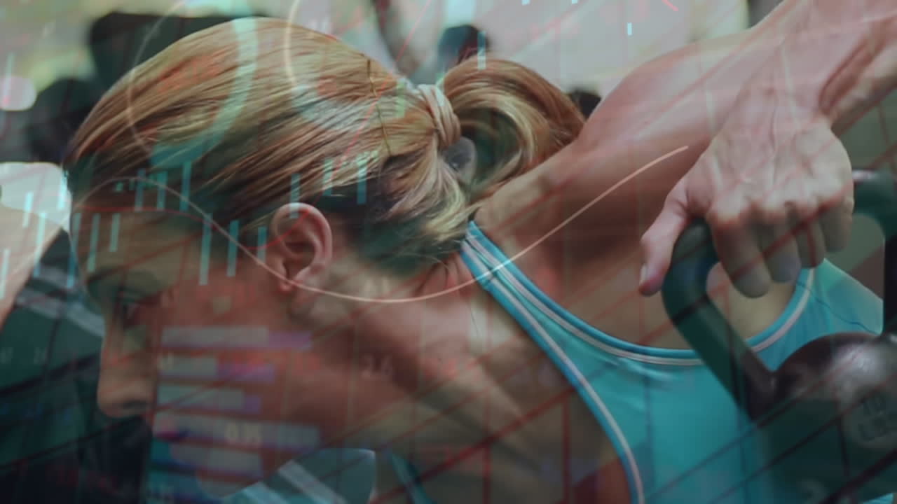 animación del procesamiento de datos financieros sobre una pareja caucásica haciendo ejercicio en el gimnasio