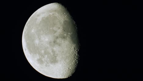 cierre de la fase lunar gibosa menguante con cráteres y terminador