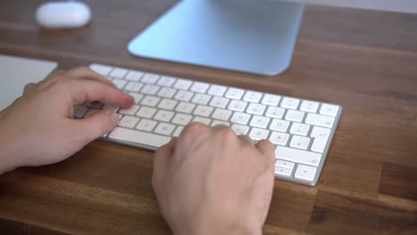 Hände,-Die-Auf-Der-Computertastatur-Tippen,-Die-Zu-Hause-Am-Schreibtisch-Sitzt