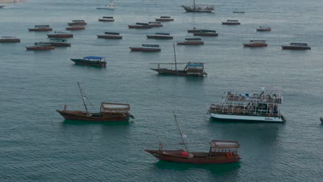 Boote-Warten-An-Der-Küste-Von-Sansibar,-Beschnittene-Version