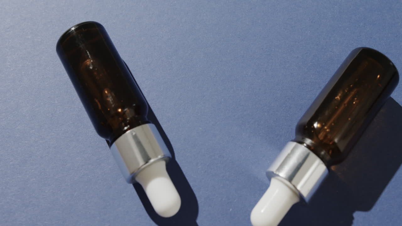 cerca de tres botellas de vidrio con bombas con espacio de copia en fondo azul