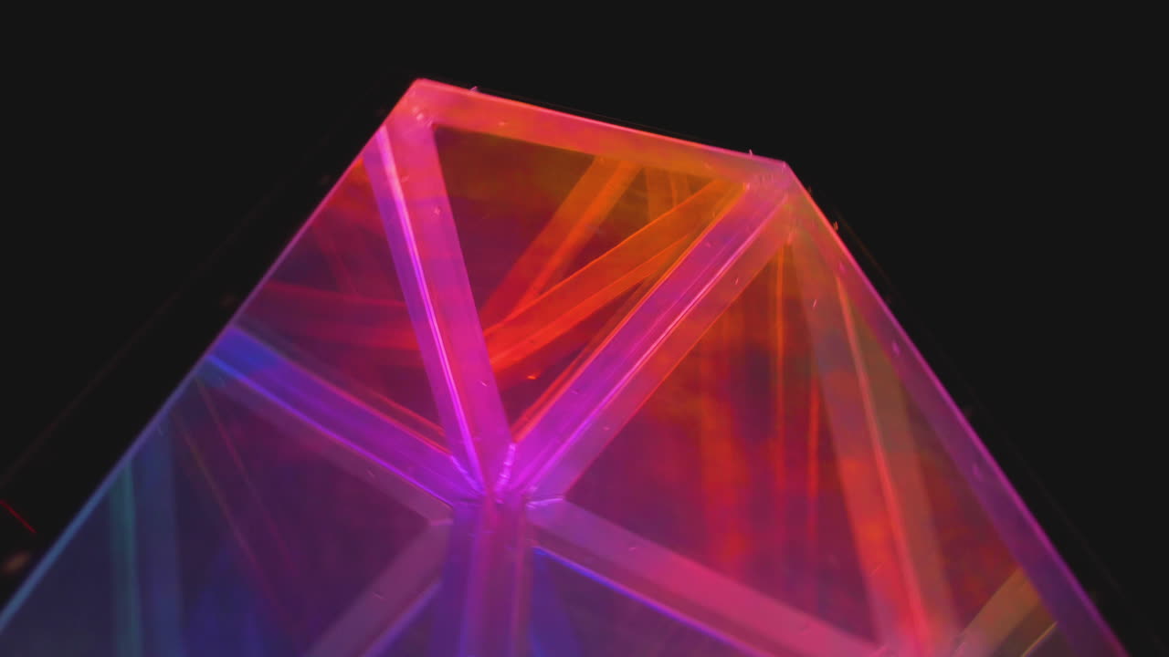 la instalación de arte en vidrio dicroico gira por la noche