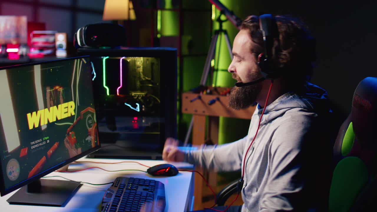 행복한 게이머는 마침내 모든 적을 죽인 승리자 화면을 받은 후 안도감을 느 ⁇ 습니다.