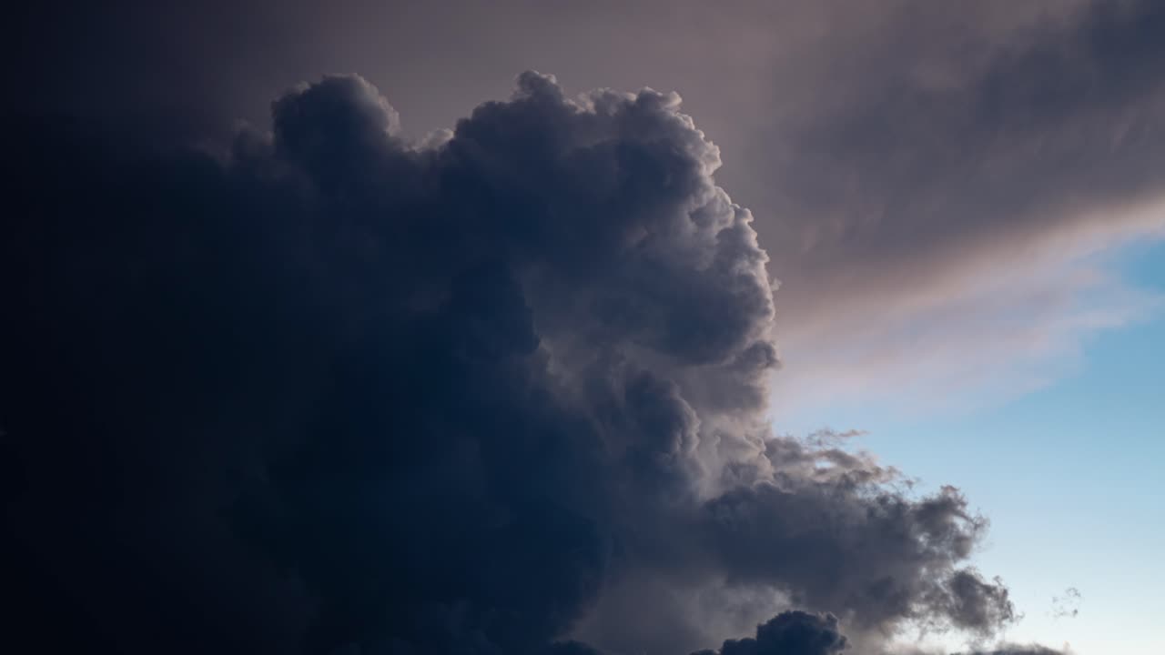 Epic Timelapse of Cloud Formations and Lightning During Storm