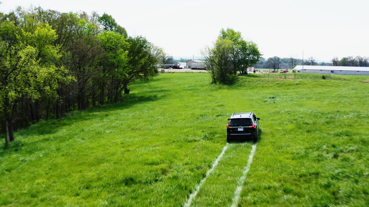 siguiendo la conducción de un automóvil en prados verdes durante la vigilancia de la propiedad cerca de siloam spring, arkansas, ee.uu.