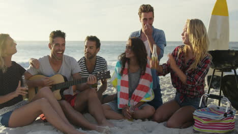 Amigos-Sentados-Y-Tocando-La-Guitarra