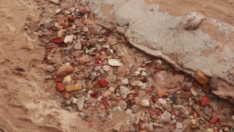 superficie de arena marrón de la playa llena de piedra de diferentes colores y formas que muestran las singularidades de cada uno
