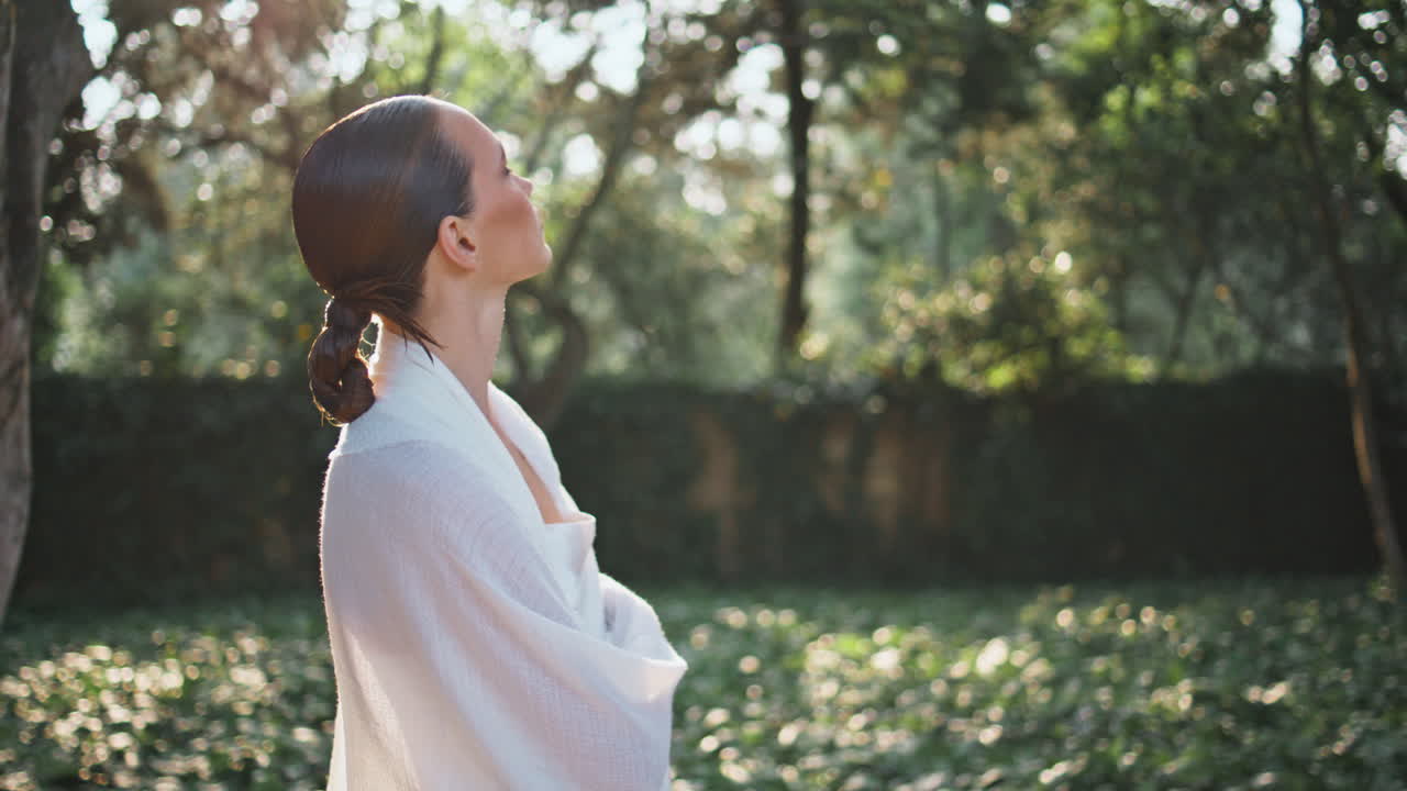 빛을 즐기는 소녀, 녹색 나무를 가까이서 바라보는 자연, 여성이 휴식을 취하고 있다.